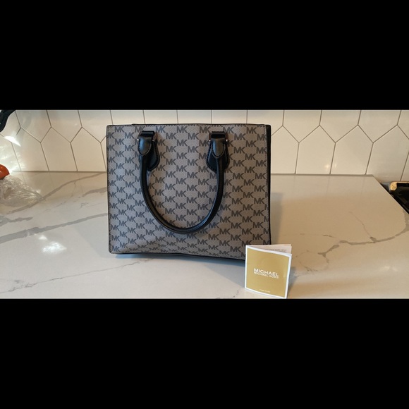 Michael Kors Bridgette black handbag - Picture 4 of 10